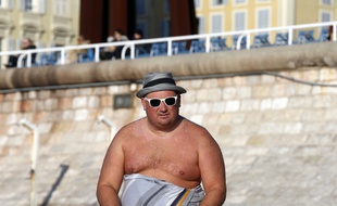 Un homme torse nu, illustration.