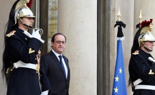Le président François Hollande sur le perron de l'Elysée, le 17 novembre 2015 à Paris