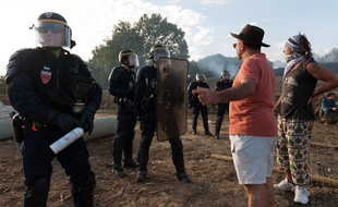 Des manifestants se dressent face à des policiers sur le site du barrage de Sivens.