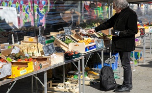 Avec la fermeture des marchés parisiens à cause du coronavirus, les agriculteurs franciliens perdent un important débouché.