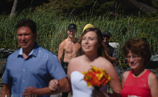 Le premier ministre américain Justin Trudeau s'est retrouvé sur une photo de mariage alors qu'il était torse nu. La photographe a pris le cliché sur une plage de Tofino en Colombie-Britannique le 6 août 2016.