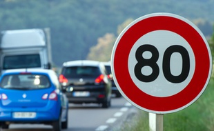 Un panneau de limitation de vitesse à 80 km/h.