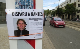 Une affiche signalant la disparition de Romain Barré quartier Viarme à Nantes, là où il a disparu.