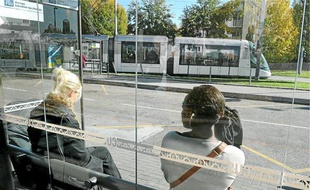 Hier, à Hautepierre-Maillon, l'attente du bus est parfois longue.