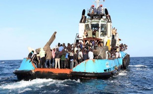 Un navire des gardes-côtes libyens transportant des immigrants s'apprête à accoster à Misrata le 3 mai 2015