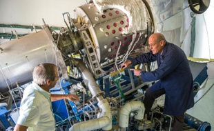 Le vice-président de la start-up israélienne NewCo2fuels, Uzi Aharony (d), et le PDG, David Banitt, travaillent sur un prototype de centrale solaire capable de produire du carburant à partir du CO2, le 24 septembre 2015 à Rehovot