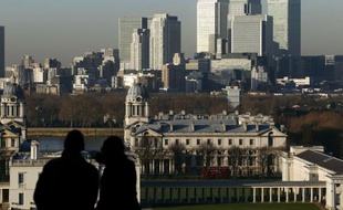 La dette nette britannique a dépassé pour la première fois à la fin 2011 le seuil symbolique des 1.000 milliards de livres (1.200 milliards d'euros), selon des statistiques officielles publiées mardi.