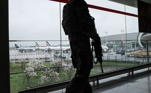 Un militaire de la force Sentinelle à l'aéroport d'Orly, le 18 mars 2017.