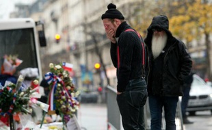 Le chanteur du groupe Eagle of Death Metal Jesse Hughes (G) et le guitariste Dave Catching rendent hommage aux victimes du Bataclan le 8 décembre 2015 à Paris