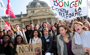 Des jeunes manifestent contre la réforme des retraites le 14 octobre 2010, à Paris.