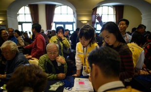 Des Sud-Coréens sélectionnés pour particper en Corée du Nord à une réunion des familles séparées, à leur arrivée à Sokcho, près de la zone démilitarisée, le 19 octobre 2015