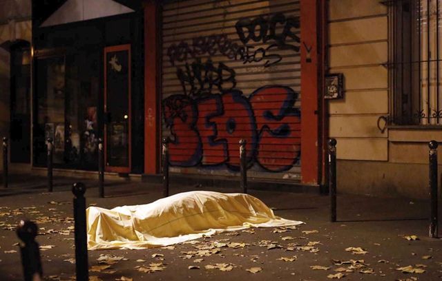 En attendant qu’ils soient pris en charge, des couvertures, draps ou nappes, ont été déposées sur les victimes de l’attaque terroriste à Paris le 13 novembre 2015.