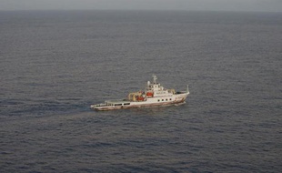 Un des bateaux chinois dans l'Océan Indien impliqués dans la recherche de la boite noire du vol MH370, le 29 mars 2014