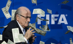 L'ex-patron de la Fifa Sepp Blatter, arrosé de faux billets de dollars, le 20 juillet 2015 à Zurich