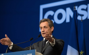 Alors que son parti se déchirait sur la ligne à adopter face au FN, Nicolas Sarkozy était au Moyen-Orient pour donner une conférence rémunérée.