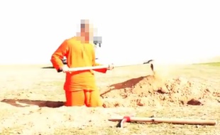 Daesh a récemment publié une nouvelle vidéo montrant l’exécution d’un otage. Capture d'écran de la vidéo en ligne.