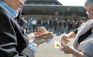 Une mobilisation « festive » a été organisée mercredi devant l'aéroport à la pause déjeuner.