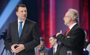 Les candidats à l'élection présidentielle lettonne Egils Levits (à droite) et Raimonds Vejonis (à gauche) lors d'un débat télévisé le 27 mai 2015 à Riga