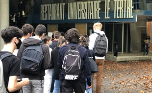 Des étudiants patientent devant le restaurant universitaire du Tertre, à Nantes,le 23 septembre 2020