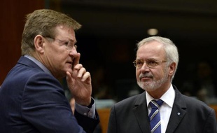 Le ministre belge des Finances Johan Van Overtveldt (g) discute avec le président de la Banque européenne d'investissement Werner Hoyer, à Bruxelles le 27 janvier 2015