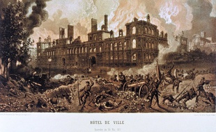 L'Hôtel de ville en feu durant la Commune de Paris, le 24 mai 1871.