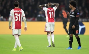 Quincy Promes (au centre) frustré par l'annulation de son but lors d'Ajax-Chelsea, le 23 octobre 2019.
