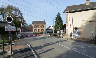 Le passage à niveau numéro 11 à Saint-Médard-sur-Ille, où un accident entre un TER et un poids lourd avait fait trois morts et des dizaines de blessés le 12 octobre 2011.