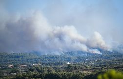 L’incendie dans l’Aude est circonscrit mais pas encore fixé