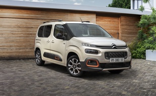 Le Citroën Berlingo adopte les feux étagés et les coussins « airbumps » sur les flancs.
