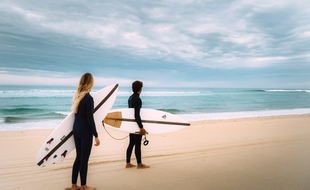 La start-up bordelaise Nomads Surfing réalise des planches de surf à base de pains de mousse polystyrène en partie recyclé et de déchets végétaux