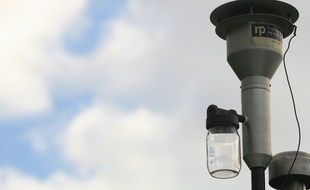 Pollution automobile. station de detection et d'analyse des polluants mise en place par l'ORAMIP. (Observatoire Regional de l'air en Midi Pyrenees.). Rocade.