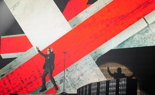 Bono, le chanteur de U2 lors de la prestation du groupe aux Brit Awards, Londres, le 18 février 2009.