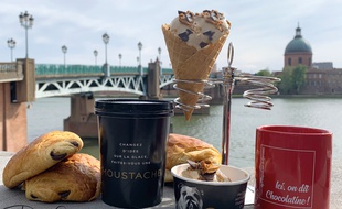 Les deux gérants toulousains de Glaces Moustache proposent une glace au parfum chocolatine.