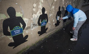 Collage organisé par des artistes de rue pour annoncer l'appel et l'hommage aux morts de la rue par le collectif des Morts De La Rue, le 5 décembre 2012.
