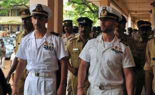 L'Inde a annoncé vendredi qu'elle ne poursuivrait pas au titre d'une loi sur la sécurité maritime prévoyant une condamnation à la peine de mort deux militaires italiens accusés d'avoir tué deux pêcheurs indiens.