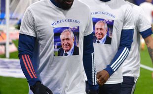Des joueurs de l'Olympique lyonnais rendant hommage à Gérard Houllier, le 16 décembre 2020.