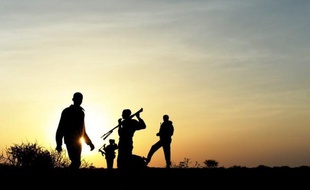 Trois travailleurs humanitaires, une Américaine, un Danois et un Somalien, ont été enlevés mardi après-midi dans le centre de la Somalie, a confirmé leur employeur, l'ONG Danish Demining Group (DDG).