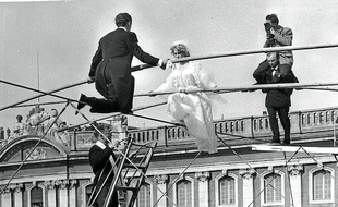 Toulouse, le 22 mai 1954 - Les mariÈs funambules convolent au-dessus de la place du Capitole sous l'oeil de Jean Dieuzaide