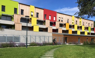 Situé dans le quartier de La Poterie à Rennes, l'éco-village Les Passerelles des Matelouères est composé de 53 logements.