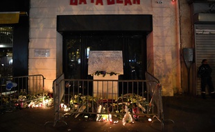 Bougies, fleurs et messages déposés devant le Bataclan, le 13 novembre 2017, deux ans après les attaques terroristes de Paris.