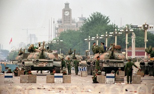 Les chars de l'Armée populaire de libération sur la place Tiananmen à Beijing, le 6 juin 1989, deux jours après les affrontements.