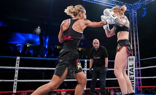 La boxeuse niçoise Amel Dehby (à gauche) tentera samedi de se qualifier pour les demi-finales du Glory.