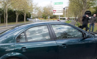 Le 16 avril 2012. Un suspect dans l’enquete sur les meurtres de l’Essonne, arrive au tribunal de grande instance d'Evry encadre par les policiers du SRPJ de Versailles.