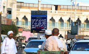 Un panneau d'Al-Qaïda vantant l'ordre islamiste dans une rue de Moukalla, au Yémen, le 3 mai 2016