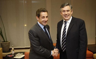 Nicolas Sarkozy et Gordon Brown, lors d'une réunion en marge du sommet européen à Bruxelles (Belgique), le 10 décembre 2009