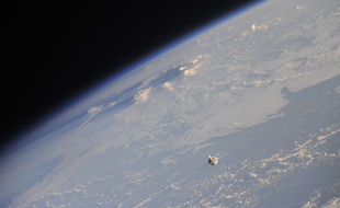 Vue de la terre et de la fusée Soyouz de la Station spatiale internationale.