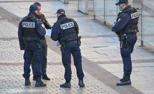 Des policiers, à Lille, contrôlent l'attestation de déplacement d'un homme