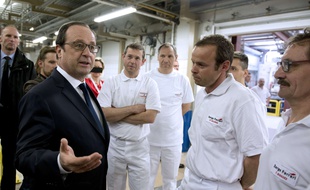 François Hollande parle avec des salariés du groupeFerrari à Saint-Jean-de-Soudain, en Isère, le 12 mars 2015. AFP PHOTO / POOL/ ALAIN JOCARD