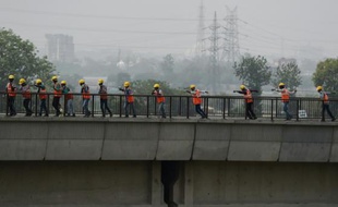 Des ouvriers indiens à l'oeuvre sur un site site de construction du métro à New Delhi, le 23 Mai 2016