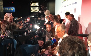 Alain Ducasse entouré de journaliste après l'annonce du palmarès du guide Michelin 2016